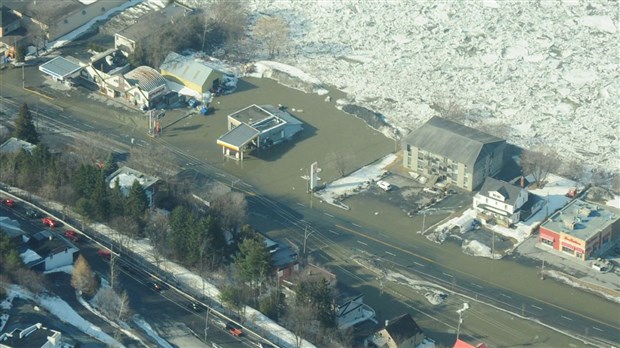 PHOTOS AÉRIENNES | Beauceville sous l'emprise des crues de la rivière Chaudière