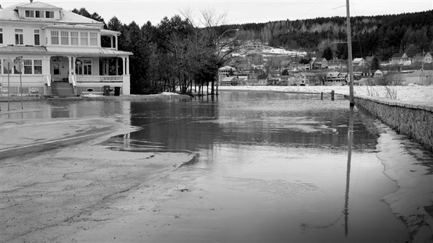 Inondations à Beauceville : cueillette de déchets monstres