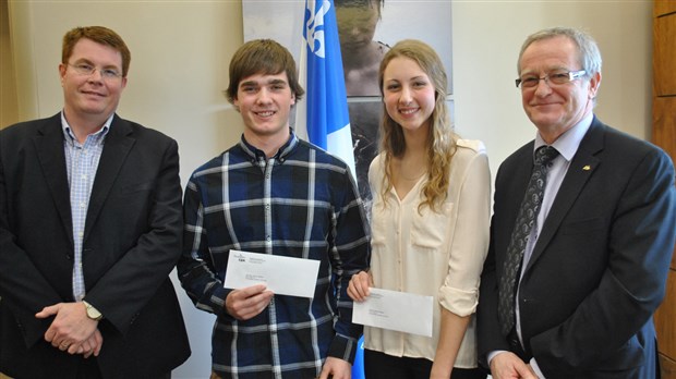Deux étudiants reçoivent des bourses de la Fondation des comptables professionnels agréés