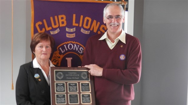Les Clubs Lions de la Beauce s’échangent la plaque honorifique par solidarité