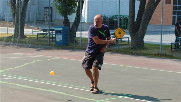Le maire Claude Morin s'initie au Pickleball au Centre sportif Lacroix-Dutil