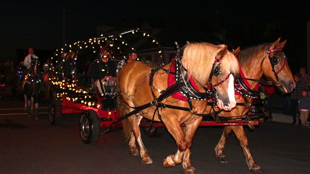 La parade de chevaux illuminés obtient les faveurs de Dame nature à Nashville en Beauce