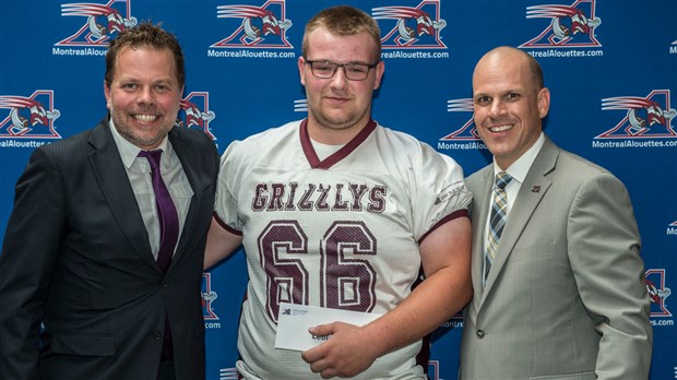 Les Alouettes de Montréal remettent une bourse à un joueur des Condors