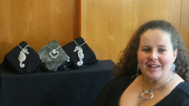 Alice Maheux fait briller Saint-Georges avec ses bijoux lors de La belle Tournée