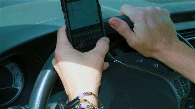 Le quart des Québécois textent en conduisant 