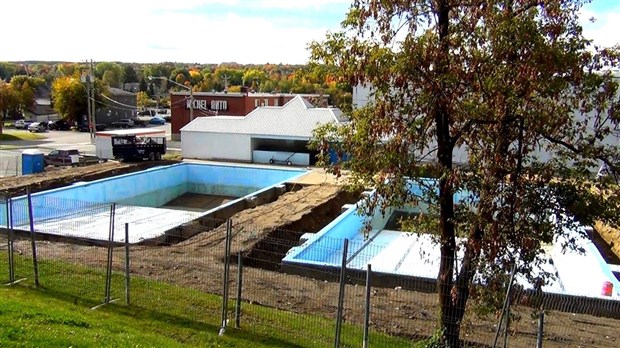 Normand DeLessard présente les travaux de rajeunissement des piscines à Saint-Georges