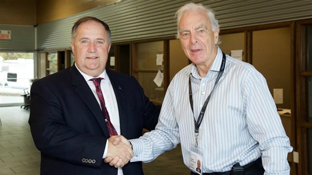 Le candidat du Parti libéral du Québec Paul Busque dépose officiellement sa candidature pour l'élection partielle de Beauce-Sud