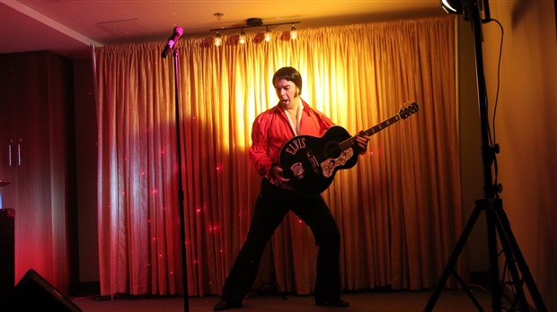 Spectacle d’Elvis au Manoir du Quartier au profit des « Surbookées du Désert »