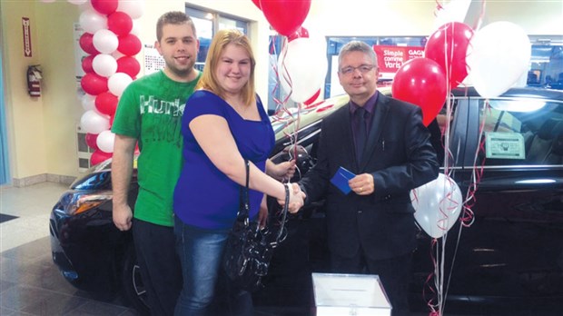 St-Georges Toyota présente sa grande gagnante au concours « Direction Paris »