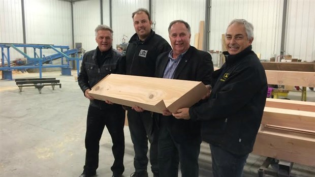 Paul Busque rencontre des travailleurs en compagnie du ministre Laurent Lessard