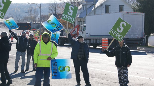 Grève devant les bureaux du ministère des Transports de Beauceville