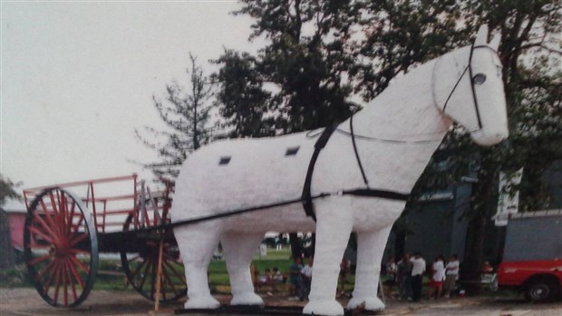 Normand DeLessard présente le cheval à Méo de Saint-Séverin