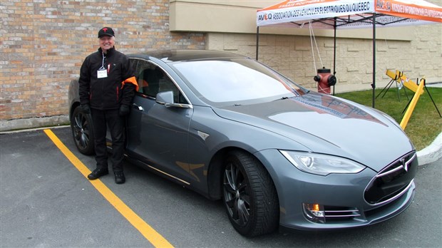 Essais de voitures électriques au Carrefour Saint-Georges