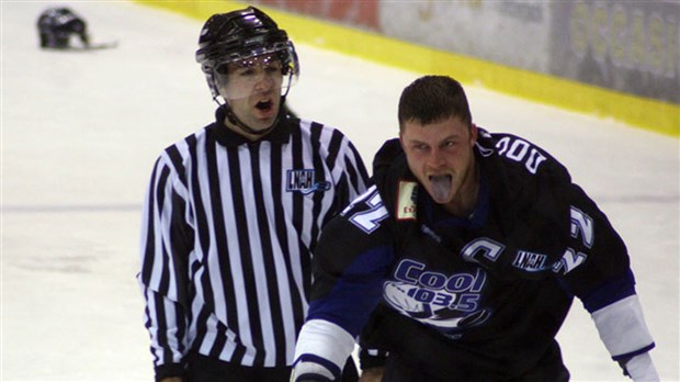 « Je ne voudrais pas que mes enfants deviennent des bagarreurs au hockey » — Cody Doucette