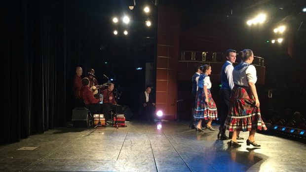 La troupe Manigance représente la culture québécoise au Port de Québec