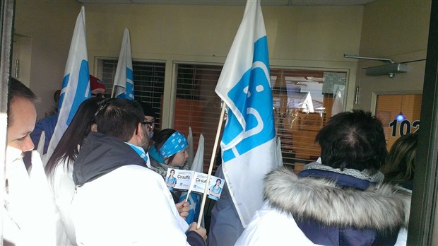 Des manifestants de la FIQ manifestent au local de Paul Busque