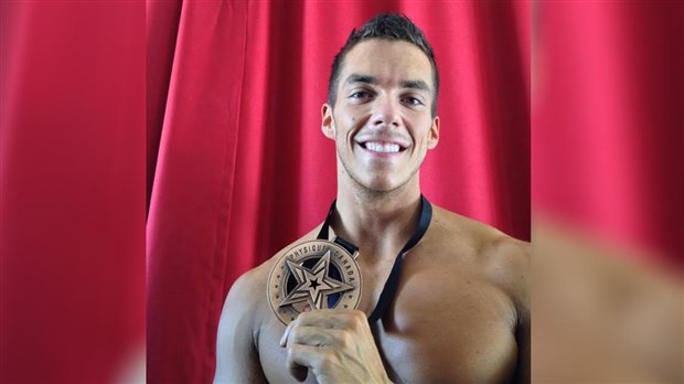 Samuel Gagné remporte la médaille de bronze et obtient sa carte professionnelle de culturisme