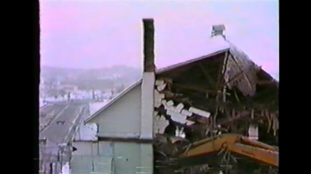 Normand DeLessard présente la démolition de l'ancien édifice du Salon du meuble de Saint-Georges