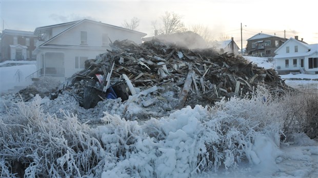 Un bloc appartement complètement détruit dans un incendie à Beauceville