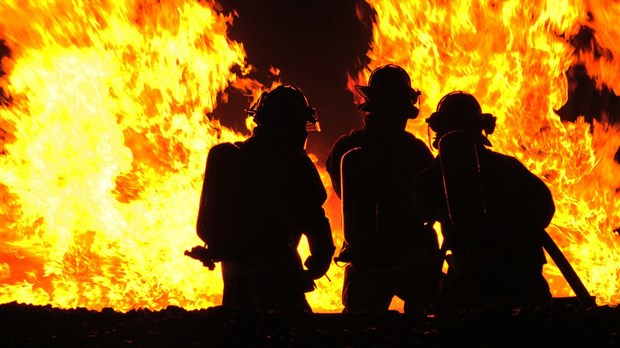 Une usine de René matériaux composite détruite par les flammes à Saint-Ephrem