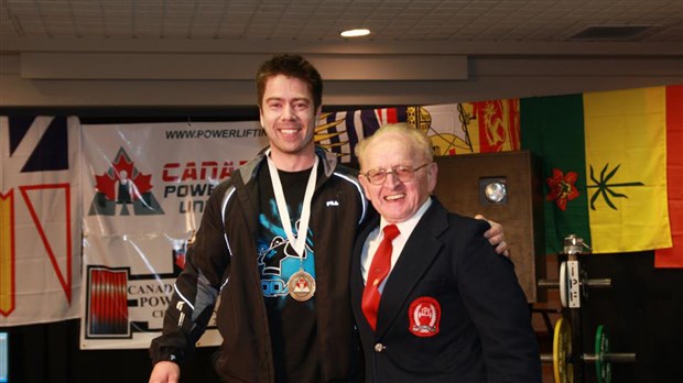 Deux athlètes de dynamophilie se préparent pour les championnats canadiens 