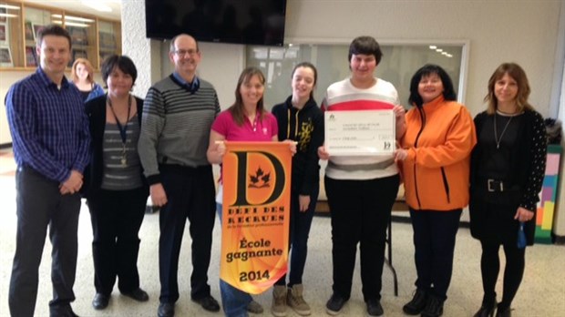 Une bannière et 500 $ pour les élèves de la polyvalente Veilleux