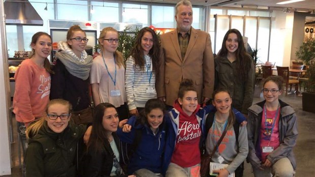 Philippe Couillard félicite les joueuses de l’Ascalon de Saint-Georges U15F à leur retour d’Europe