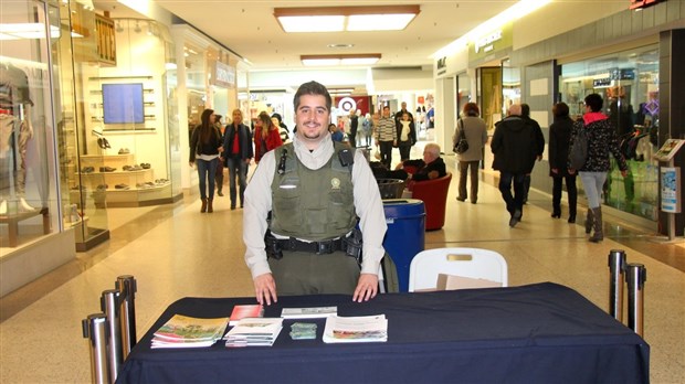 Kiosque de la Sûreté du Québec au Carrefour Saint-Georges pour prévenir la fraude