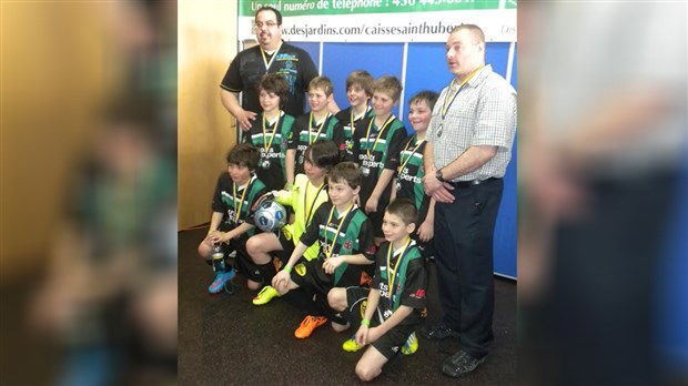 L'équipe Ascalon U-10 masculin médaillée d'argent à Longueuil