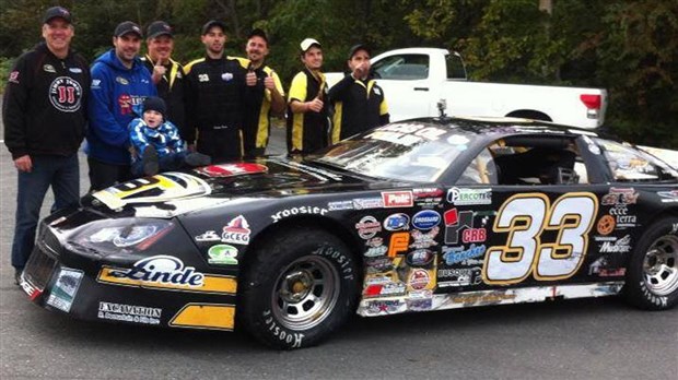Beauce Technologie fera le lettrage du véhicule de stock-car « Team 33 » devant public
