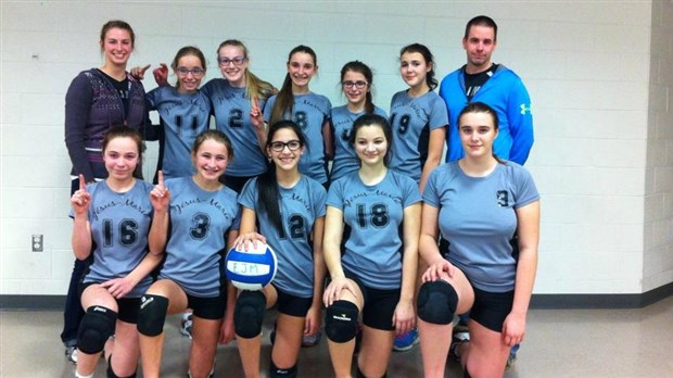 L’équipe de volleyball Benjamin féminin remporte le Championnat interscolaire de la CSBE