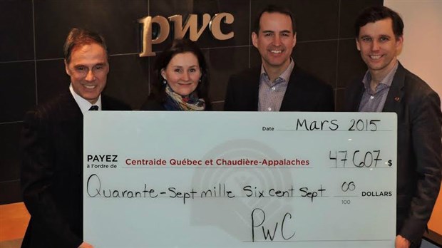 La Compagnie PwC remet un chèque à Centraide Québec et Chaudière-Appalaches