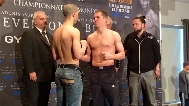 Kevin Bizier et son adversaire respectent la limite de poids