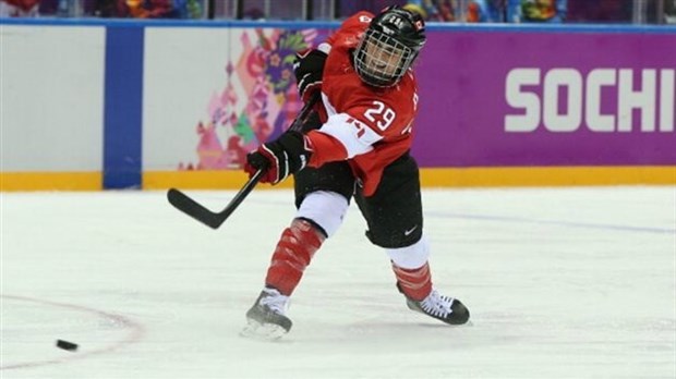 Marie-Philip Poulin et le Canada s'inclinent devant les Américaines en Suède
