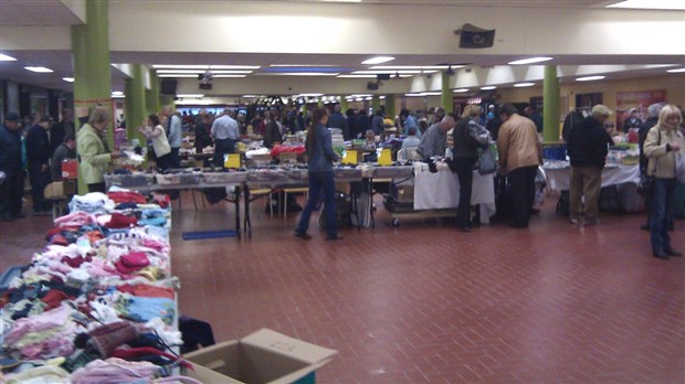 Marché aux puces au profit du bal des finissants à la Polyvalente de Saint-Georges