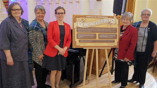 La Ville de Saint-Georges salue l’apport des Fermières en leur offrant une plaque commémorative