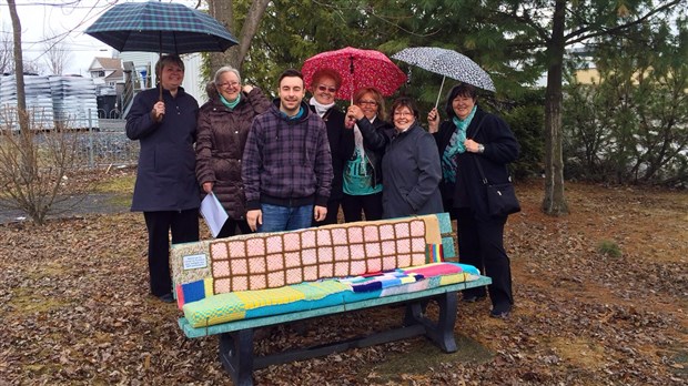 Les Fermières de Saint-Victor dévoilent leur tricot graffiti soulignant les 100 ans du CFQ
