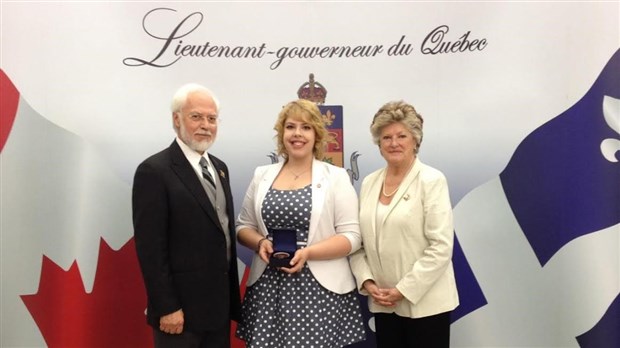 Valérie Morin de Saint-Prosper reçoit une médaille du Lieutenant-gouverneur