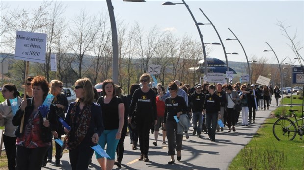 Près de 250 manifestants dénoncent les coupures du gouvernement dans le système d'éducation