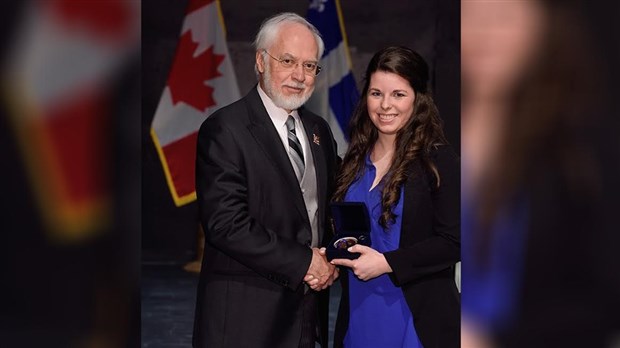 Audrey Champagne reçoit la médaille du Lieutenant-Gouverneur pour la jeunesse