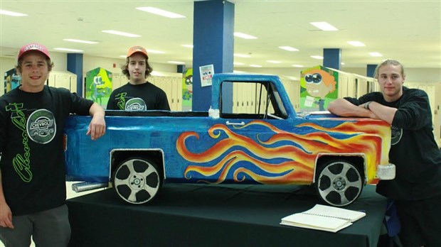 Une réplique d'une Chevrolet C10 pour garder l'intérêt scolaire de trois jeunes