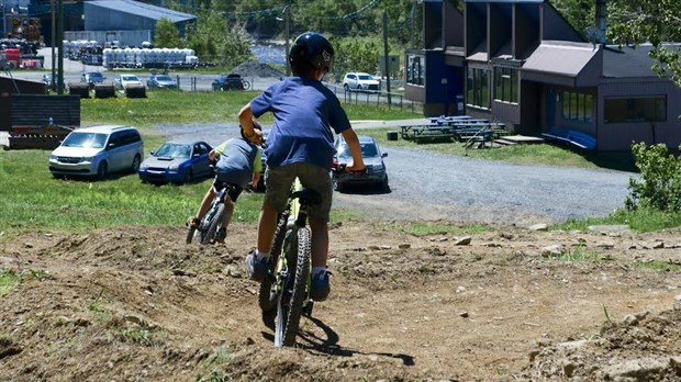 Des bénévoles améliorent les sentiers de vélo de montagne à Saint-Georges