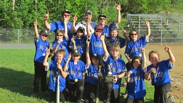 Les Giants Bleus sont champions dans la catégorie moustique au tournoi de baseball de Beauceville 
