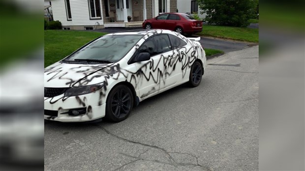 Un véhicule vandalisé à la peinture en aérosol à Saint-Georges