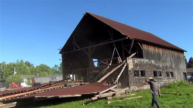 Normand DeLessard présente la démolition de la grange d’Aurélien Lessard à Saint-Georges