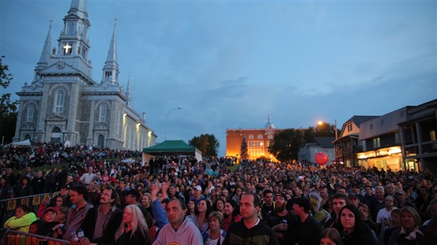 La pluie cède sa place au spectacle lors de la fête du Canada à Saint-Georges