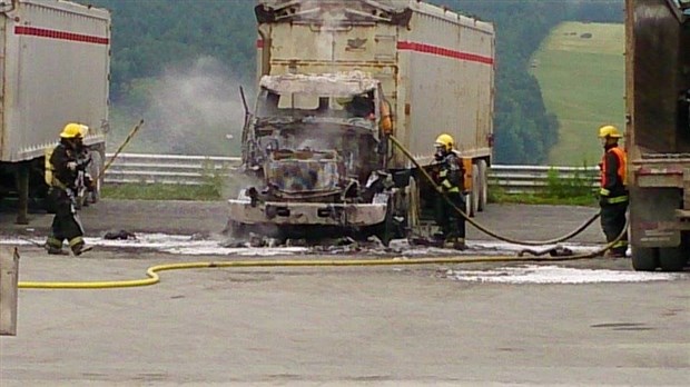 EN BREF | Incendie dans un camion semi-remorque chez Matrec à Beauceville