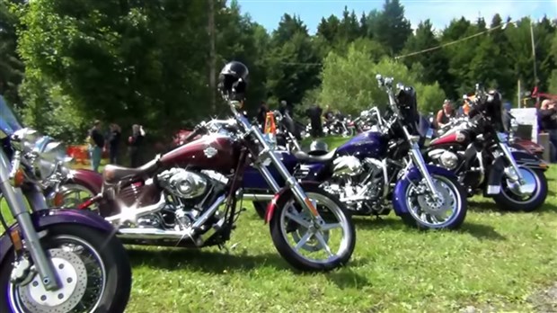 Normand DeLessard présente les participants au Party Harley 2015 de Saint-Benoît