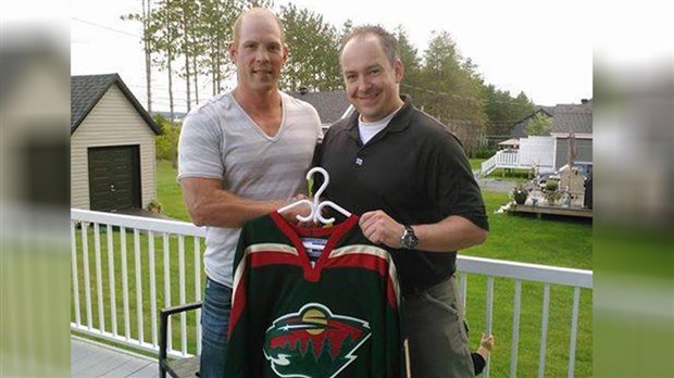 Stéphane Veilleux remet son chandail du Wild pour la bonne cause