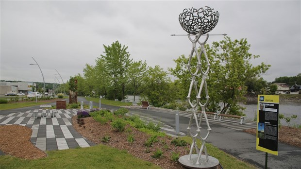 Les athlètes-acrobates de Karim Alaoui sont en parfait équilibre sur la Promenade Redmond